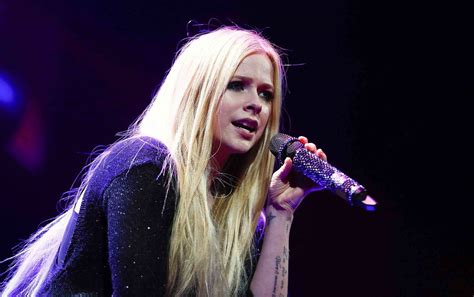 Juno Awards Avril Lavigne Verscheucht Nackt Flitzerin „get The Fuck Off Bitch — News