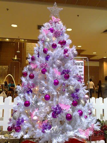 This results in a large and beautiful collection of christmas decorations, baubles, artificial christmas trees and christmas lights, which brings the spirit of christmas to your home and garden. Home Christmas Decoration: White Christmas Tree