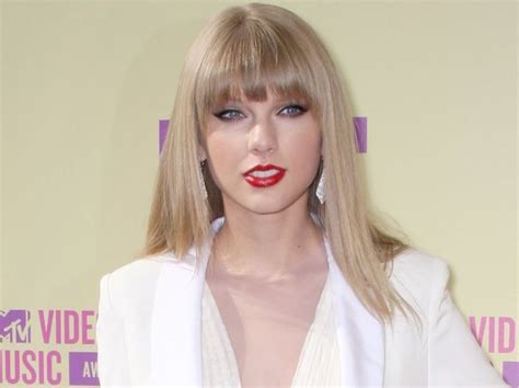 28 Photos That Show How Taylor Swifts Beauty Looks Have Evolved