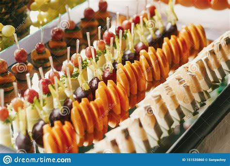 Create a list of fun activities guests can do safely and at a distance during the wedding! Delicious Fruits Appetizers, Desserts On Stand, Modern ...