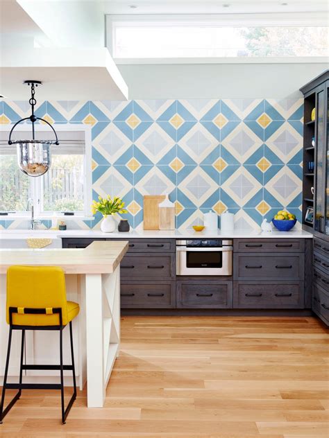 9 Kitchens With Show Stopping Backsplash Hgtvs Decorating And Design