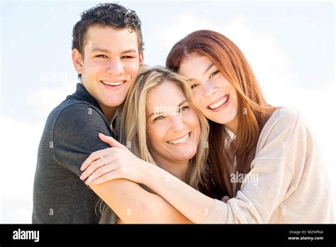 América madre y sus hijos adolescentes Fotografía de stock Alamy