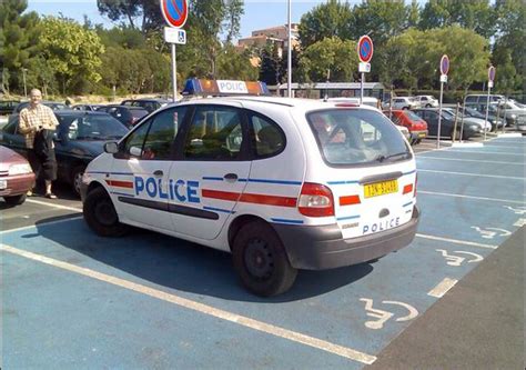 Une carte de stationnement spécifique est obligatoire. Police handicapée | controleradar.org