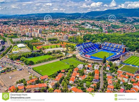 Zagreb wird vom zentralen teil kroatiens umgegeben, bei weitem der größten touristischen region in kroatien. Zagreb Kroatien redaktionell arkivfoto. Bild av gräs ...