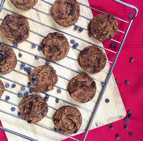 Y porque vi en el fondo de la despensa una tableta de chocolate que me estaba pidiendo a gritos que. Galletas de calabaza y chocolate | Receta | Galletas de ...