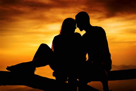 Couple In Love Silhouette During Sunset Touching Noses — Stock Photo