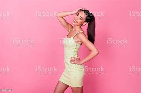 photo libre de droit de photo dune jeune fille philippine en mini robe posant sur la caméra