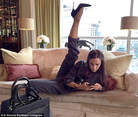 Victoria Beckham Pulls Off Her Famous Leg Pose As She Gears Up For Lfw Daily Mail Online