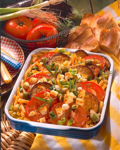 11 bund basilikum frisch gehacktes basilikum. Tomaten-Auberginen-Auflauf mit Nudeln Rezept | LECKER