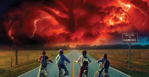 Stranger things is nothing if not a surprising, sometimes scary, moving and successful homage to stranger things, buoyed by its considerable kid power and bolstered by ryder's strong work, tells a. Stranger Things: 1° episódio da 1ª temporada vai passar no SBT