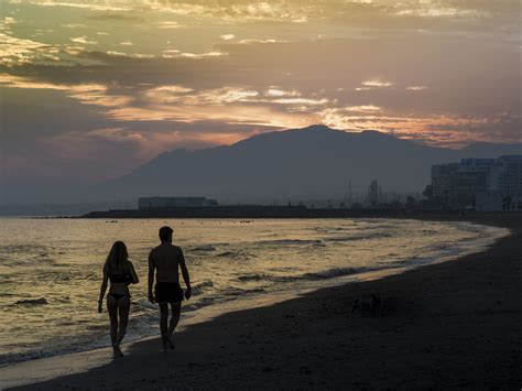30 Gambar Orang Romantis Di Pantai Spesial