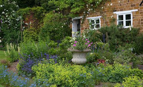 Many cottage gardens have a curved edge to the garden border. A Love Of English Gardens - Decor to Adore
