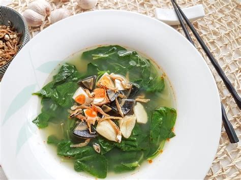 Bring to a boil for 3 minutes. Spinach Soup with Salted Egg & Century Egg - Souper Diaries