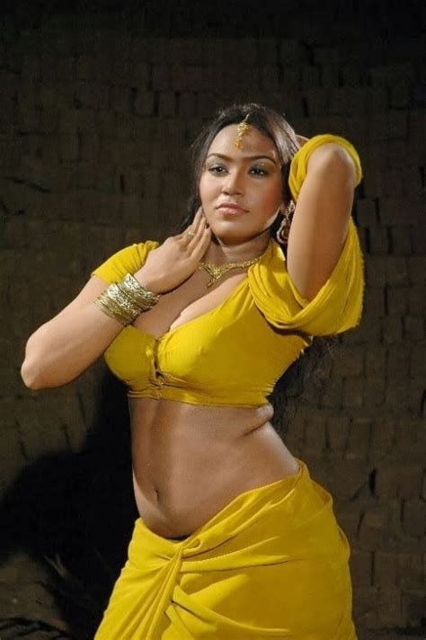 Doodhwali Kerla Mallu Aunty Saree Removing Sexy Big Boobies Deep Navel Exposing Spicy Bulging