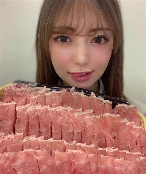 神尾美月さんのインスタグラム写真 神尾美月instagram 「お肉を持ってるんるん神尾☺︎ ラム肉なんだよ 意外でしょ ファンの人から教えてもらって 美味しくて良く行くの🤤