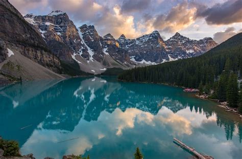 Premium Photo The Moraine Lake Sunset With Snow With Turquoise Lake