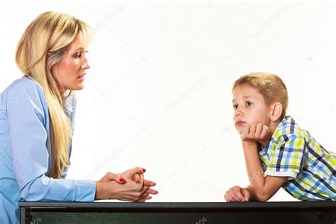 Madre Hablando Con Su Hijo La Educación De Los Niños 2022