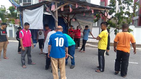 Pengawal noun escort, pioneer noun guard, watchman barisan pengawal life guard derives from awal. Gotong-Royong Mengalih Pondok Pengawal Sementara Ke ...