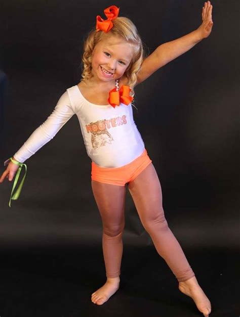 Mom Defends Dressing 4 Year Old As Hooters Waitress E Online