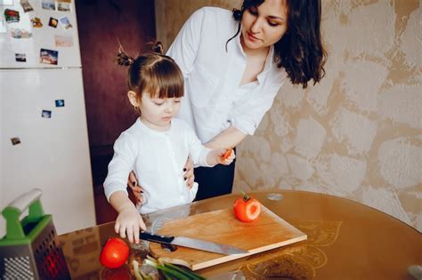 Maman Et Sa Fille Cuisinent Des Légumes à La Maison Dans La Cuisine