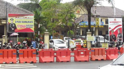Pria Nekat Mobil Terobos Pintu Gerbang Penjagaan Polres Tasikmalaya