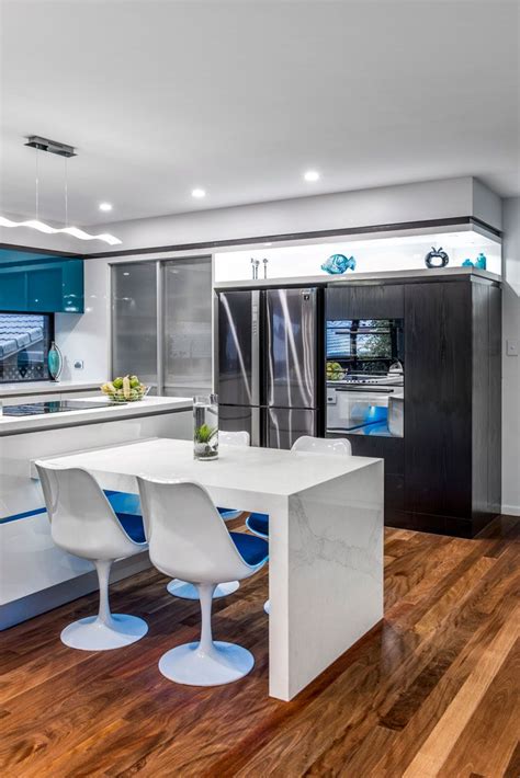 As caesarstone's interpretation of natural calacatta marble, calacatta nuvo™ brings you wide, elegant, cascading, grey veins on a light grey base. Caesarstone Classico - 5131 Calacatta Nuvo™