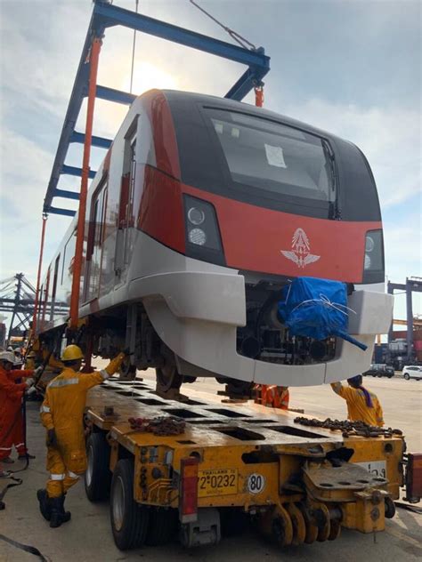 รถไฟฟ้าชานเมืองสายสีแดงได้เวลาเปิดทดลองเดินรถแล้ว เบื้องต้นจะเร่ิมทดลองเดินรถตั้งแต่วันที่ 26 มี.ค.นี้ จากนั้น ช่วงแรกจะเปิดบริการ 13 สถานี. รถไฟฟ้าสายสีแดง 2 ขบวนแรกเดินทางจากญี่ปุ่นมาถึงไทยแล้ว