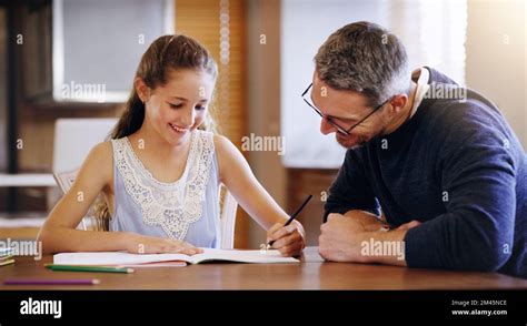 Papa Va Voir Qu Elle Fait Ses Devoirs Correctement Un Père Aidant Sa Fille Avec Ses Devoirs