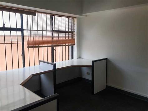 Es un piso que tiene 215 m² y dispone de 5 habitaciones y 3. Alquiler de Oficina en San Isidro, Lima | Bolsa ...