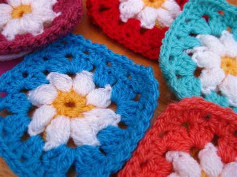 Daisy Granny Square Pattern ⋆ Crochet Kingdom