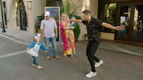 Ryan Seacrest Ryan Seacrest Dances With Kid Behind The Scenes On Idol