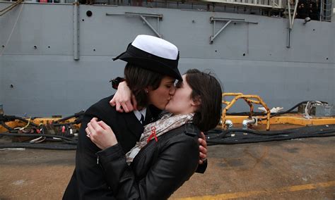 Us Navy Women Share First Gay Kiss Lesbian Couples Homecoming Kiss As Ship Returns Daily