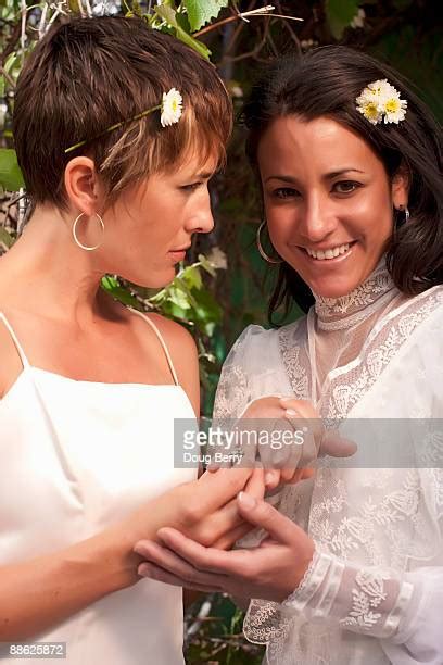 Lesbian Wedding Ring Hand Holding Photos Et Images De Collection Getty Images