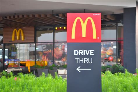 Arya dan sang istri memilih untuk drive thru dibanding dine in atau makan langsung di restoran tersebut. McDonald's latest acquisition will bring AI to the drive thru