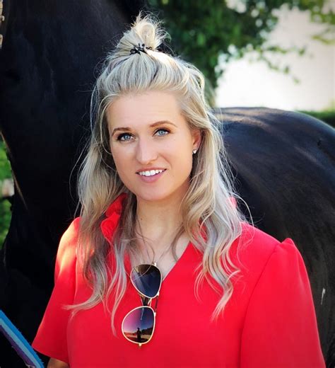 Nu ze onafhankelijk is van haar televisiewerk, hoeft ze niet te vrezen er iets geheims of stoms uit te flappen. Britt Dekker vervangt Naomi van As bij Zappsport