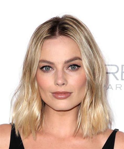 margot robbie medium wavy light blonde bob haircut