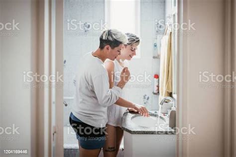 레즈비언 커플 에 화장실 에 그만큼 아침 20 29세에 대한 스톡 사진 및 기타 이미지 20 29세 2명 Lgbtqia