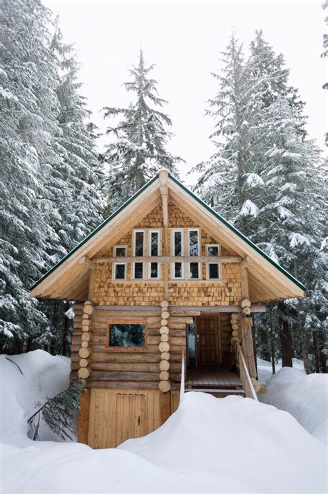 19 Snowy Cabins Youll Want To Retreat To This Winter Livabl Rustic
