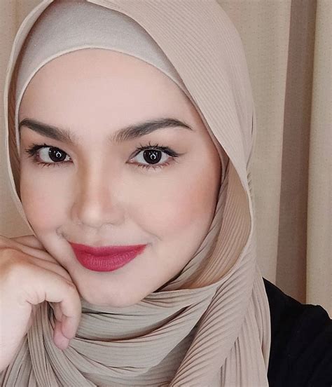 Malaysias Pop Darling Siti Nurhaliza Kicks Off Own Covid 19 Relief