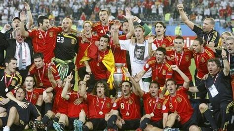 El capitán de la selección española afirma que en estos momentos te acuerdas de todos, de tu gente y de lo que hemos tenido que pasar para llegar hasta aquí. Eurocopa 2008: nace el fútbol de toque de la selección