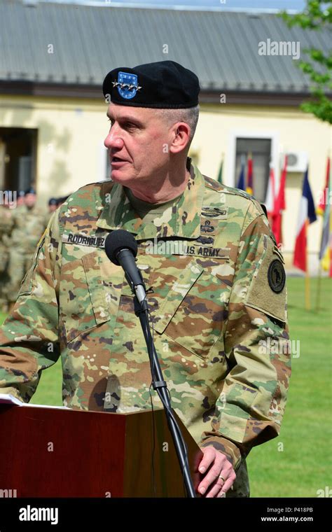 Le Général David M Rodriguez Commandant De Lafricom Adresse à L