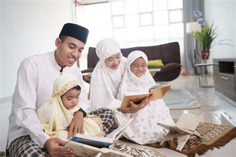 Glückliche Muslimische Familie Mit Den Kindern Die Koran Und Gemeinsam
