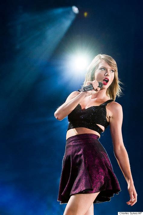 Taylor Swift Gets Stuck On Stage When Part Of Her ‘1989 Tour Set