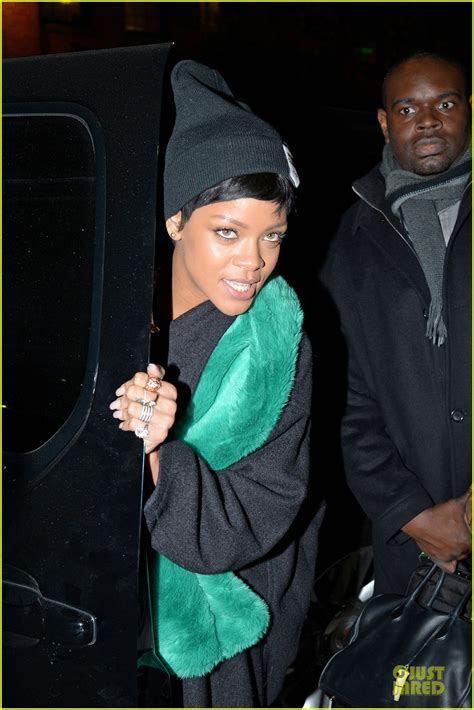 Rihanna Wraps Tupac Around Her Fingers Photo 3011697 Rihanna Photos