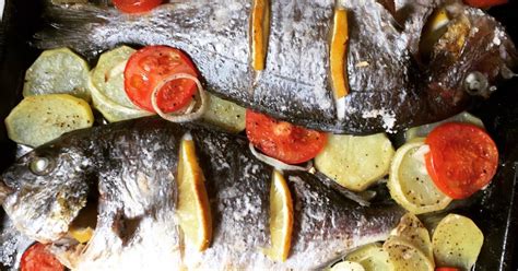 La dorada es un pescado blanco que hoy en día podemos encontrar fácilmente ya que se cría en y no os perdáis al final de la receta, los trucos para cocinar dorada al horno, y las propiedades. Dorada al horno Receta de CocinaDeRumy🍴- Cookpad