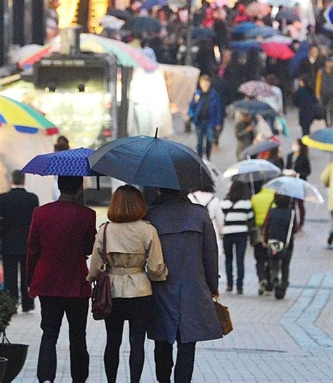 기상청 오늘날씨예보 및 내일날씨예보(일기예보 동네예보 주간날씨 주말날씨 호우특보 장마 기상특보)에 따르면 오늘은 남해상에 위치한 정체전선의 영향을 받겠다. '일기예보' 내일 날씨, 전국 비 오다 그쳐...아침·낮 기온은 ...