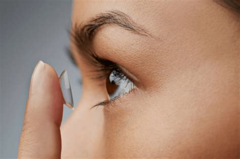 7 Side Effects And Dangers Of Contact Lenses Every Woman Should Know