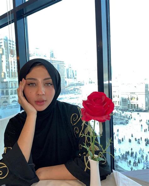 Potret Margin Istri Ali Syakieb Dalam Balutan Hijab Mata Indah Dan