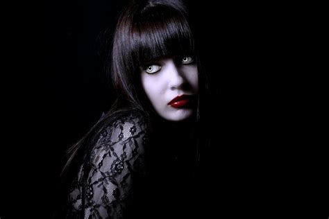 Девушка вампир фото онлайн на oir mobi