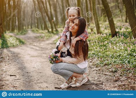 Madre Elegante Con Hija En Un Bosque De Verano Foto De Archivo Imagen